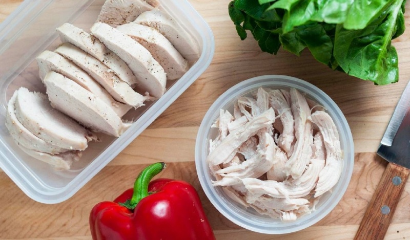 ức gà luộc và xé nhỏ
