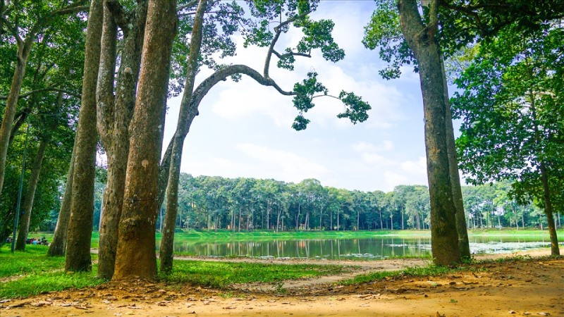 mặt nước phẳng lặng, không gian thoáng đãng tại ao bà om
