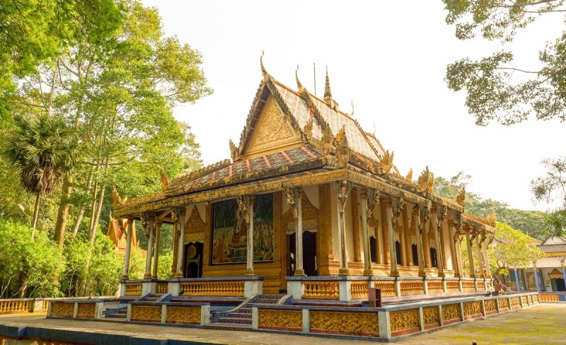 chùa Dơi gồm các hiện vật, sách cổ của người Khmer