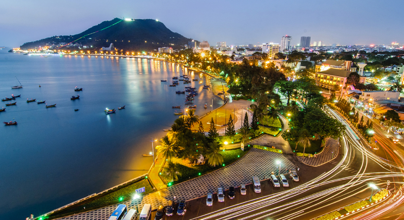 Bờ biển Vũng Tàu về đêm với ánh đèn rực rỡ
