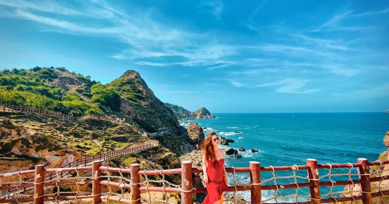 Du khách check-in tại Eo Gió Quy Nhơn với khung cảnh biển xanh