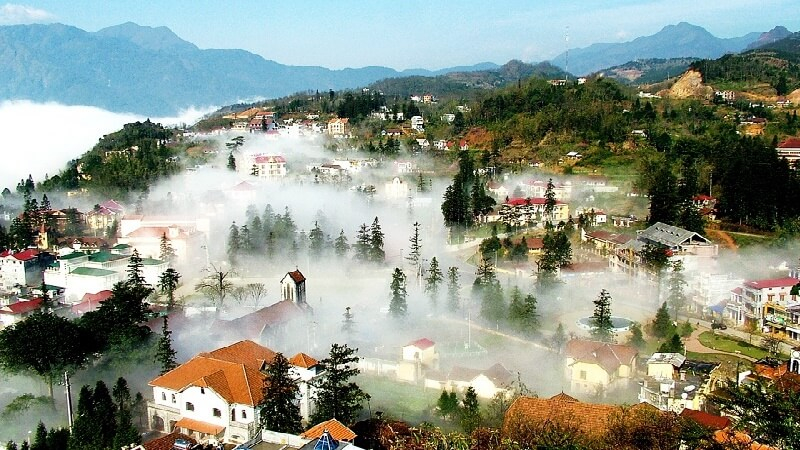 Toàn cảnh thị trấn Sapa ẩn hiện trong làn sương mù