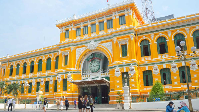 Bưu điện Thành phố Hồ Chí Minh nổi bật màu vàng