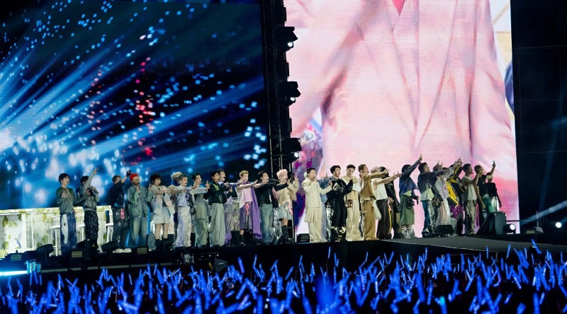 Dàn anh trai say hi biểu diễn trong đêm concert