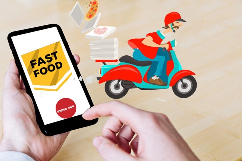 Người dùng đặt đồ ăn nhanh qua ứng dụng, shipper giao pizza bằng xe máy
