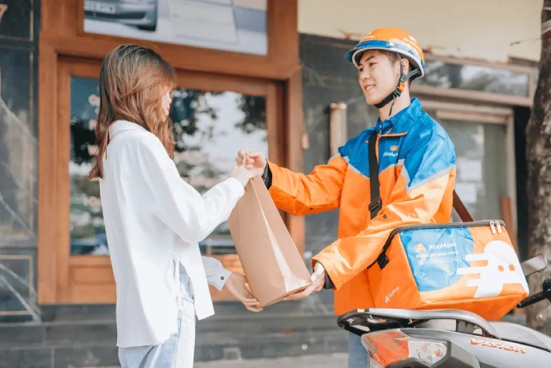 Shipper Ahamove giao đồ ăn tận tay khách hàng