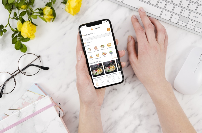 Người dùng đặt đồ ăn qua ứng dụng GoFood trên điện thoại