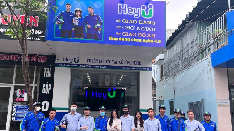 Đội ngũ HeyU đứng trước văn phòng công ty