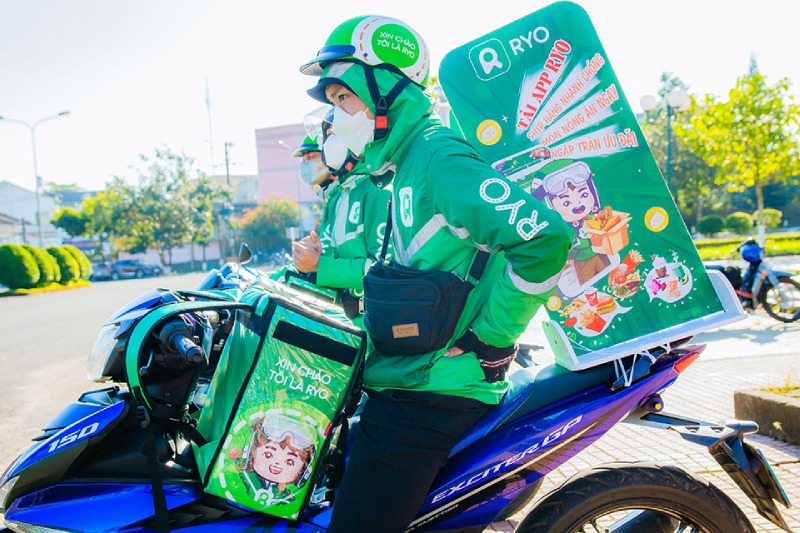 Shipper RYO trong đồng phục xanh lá 