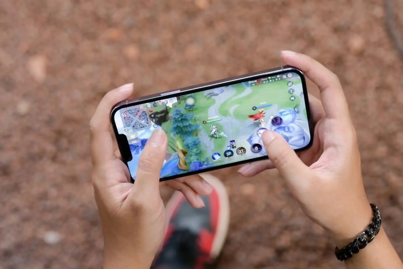 Người chơi trải nghiệm game mượt mà trên điện thoại di động