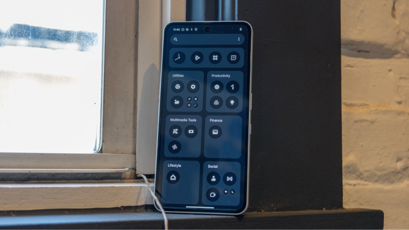 màn hình điện thoại với widget tối giản, nhóm ứng dụng theo chủ đề