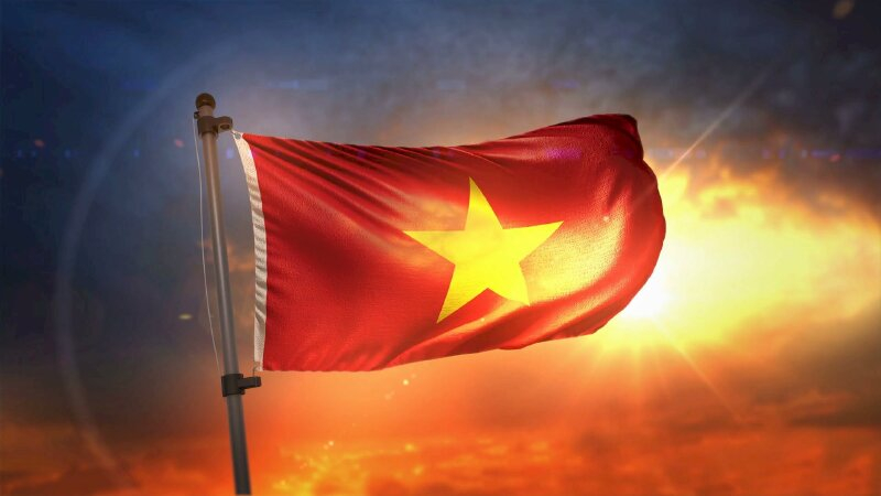 Background cờ đỏ sao vàng tung bay dưới ánh mặt trời