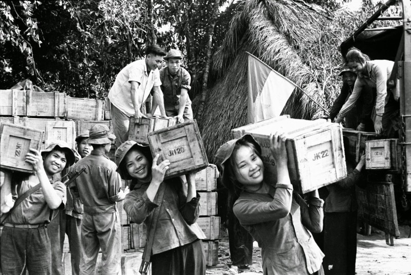 bài hát cô gái sài gòn đi tải đạn của nhạc sĩ Lưu Nhất Vũ