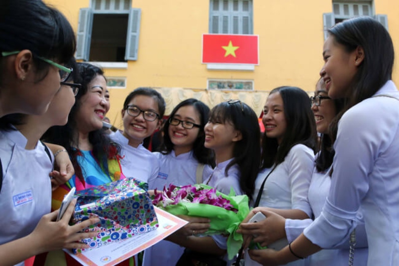 Học sinh tặng hoa và quà chúc mừng cô giáo nhân ngày 20/10