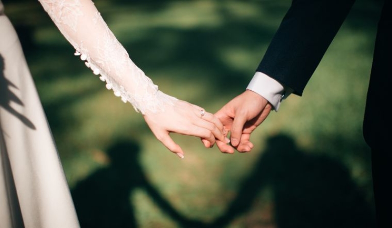 Cô dâu và chú rể nắm tay nhau trong ngày cưới