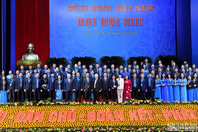 Các đại biểu chụp ảnh lưu niệm tại Đại hội XIII Công đoàn Việt Nam