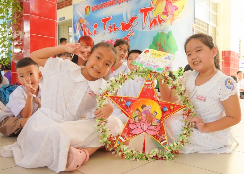 Học sinh vui vẻ chụp ảnh cùng đèn ông sao Trung thu