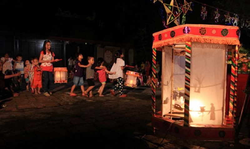 Trẻ em rước đèn kéo quân Trung Thu