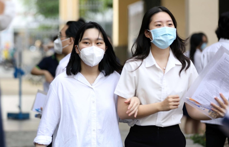 Các em học sinh vui vẻ hân hoan bước ra khỏi phòng thi
