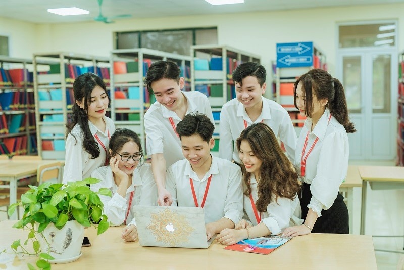 Các bạn sinh viên thảo luận bài học