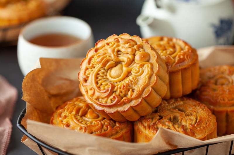 Bánh Trung thu nướng truyền thống với lớp vỏ vàng óng