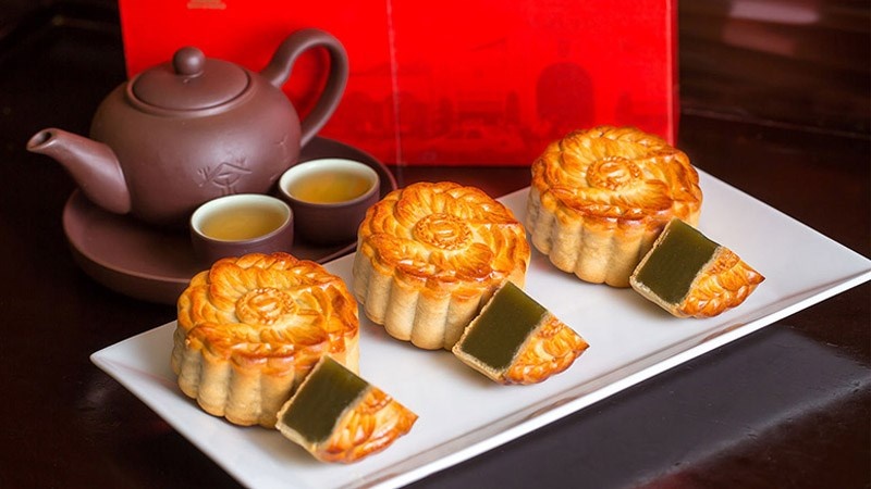 Bánh Trung thu nhân sen xanh thơm ngon được chia nhỏ thành 3 miếng