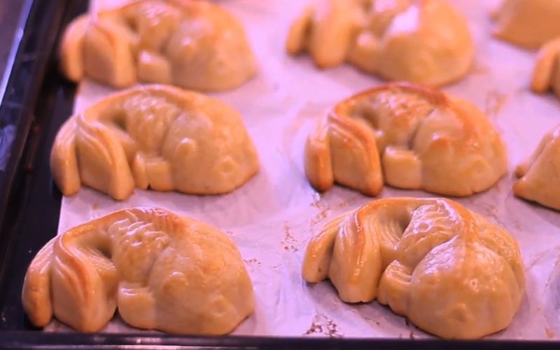 Bánh Trung thu cá chép nướng chín vàng trên khay lót giấy nến