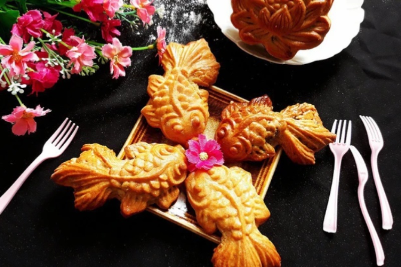 Đĩa bánh Trung thu cá chép trang trí hoa hồng đỏ đẹp mắt