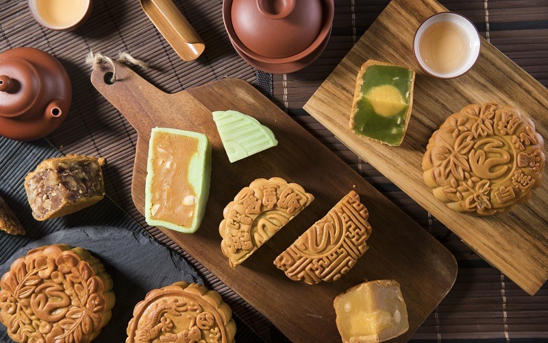 Nhiều loại bánh Trung thu với nhân khác nhau bày trên bàn trà