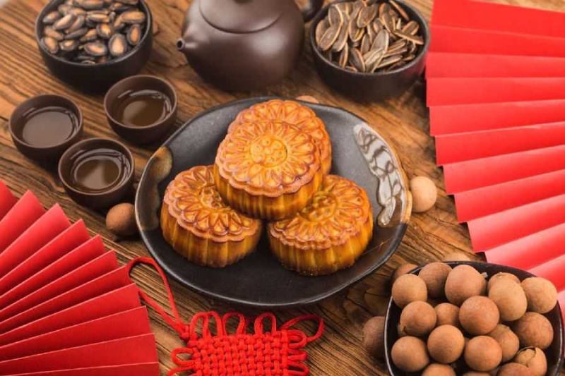 Đĩa bánh Trung thu bày cùng hạt dưa và trà