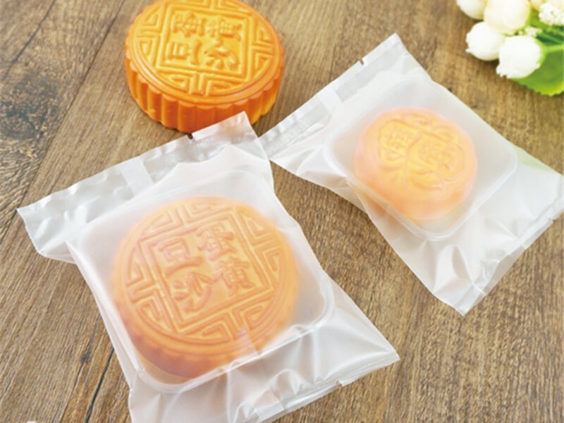 Bánh Trung thu đóng gói trong túi hút chân không