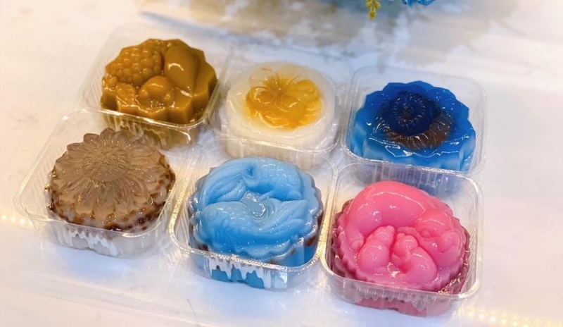 Bánh Trung thu rau câu nhiều màu sắc trong khay nhựa