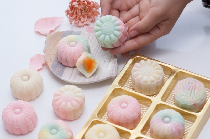 Bánh Trung thu kem lạnh nhân trứng muối đặt trên đĩa