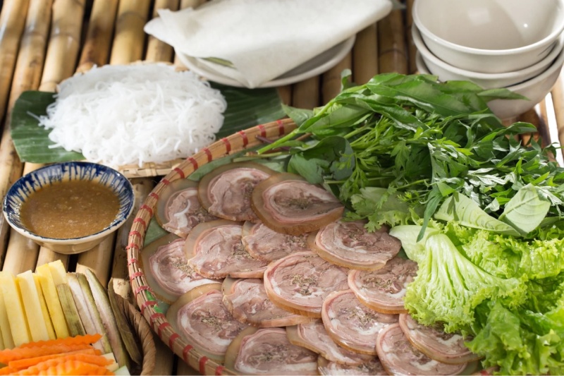 Món bắp bò cuốn bánh tráng