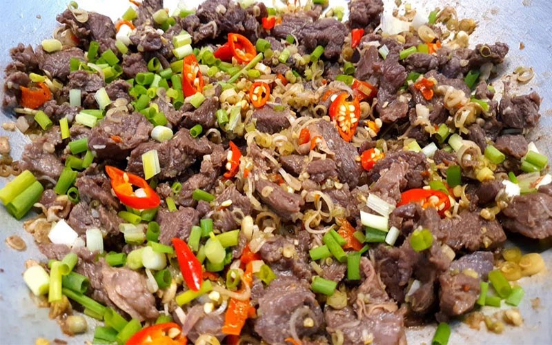 Bắp bò xào sả ớt trên chảo