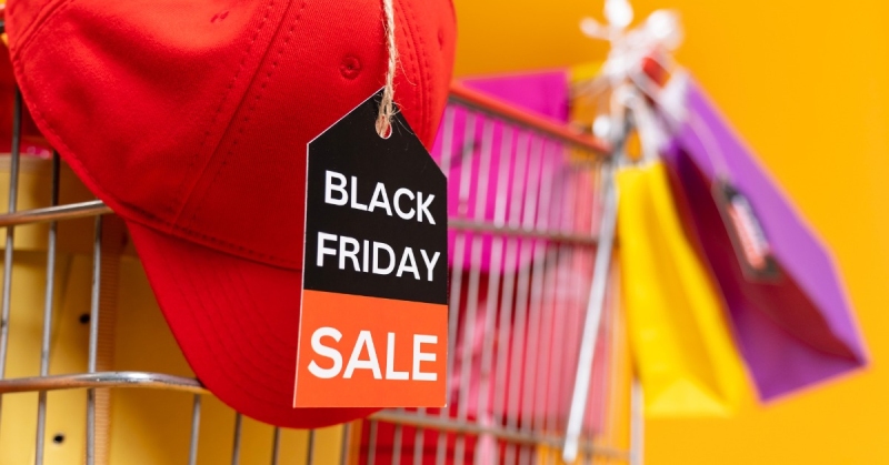 Mũ và giỏ hàng gắn tag Black Friday Sale