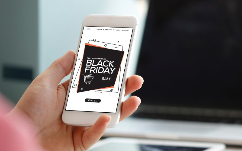 Điện thoại hiển thị banner khuyến mãi Black Friday
