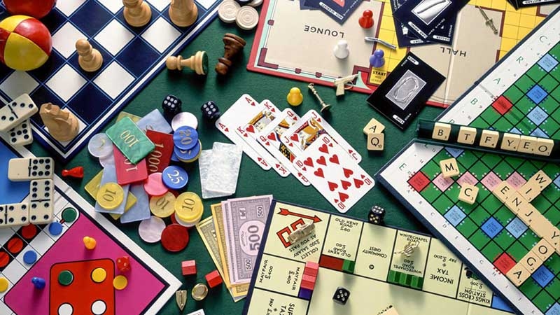 Các loại board game phổ biến như cờ tỷ phú, domino, cờ vua và xếp chữ