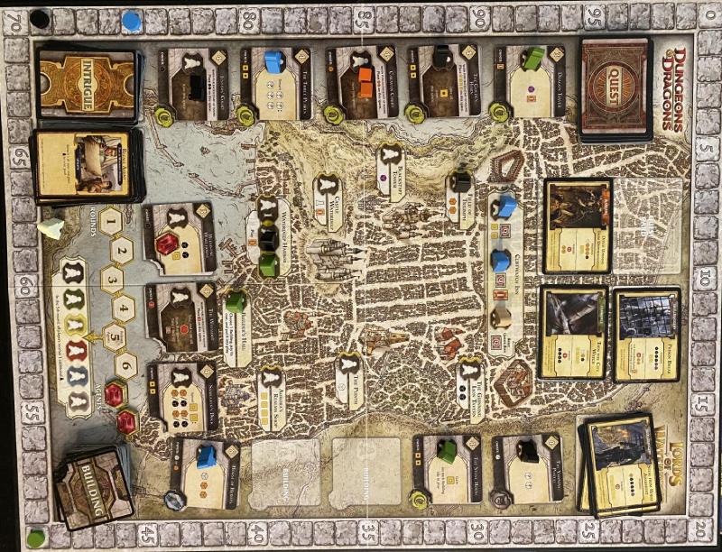 Bàn chơi Lords of Waterdeep với thẻ bài và các khu vực thành phố