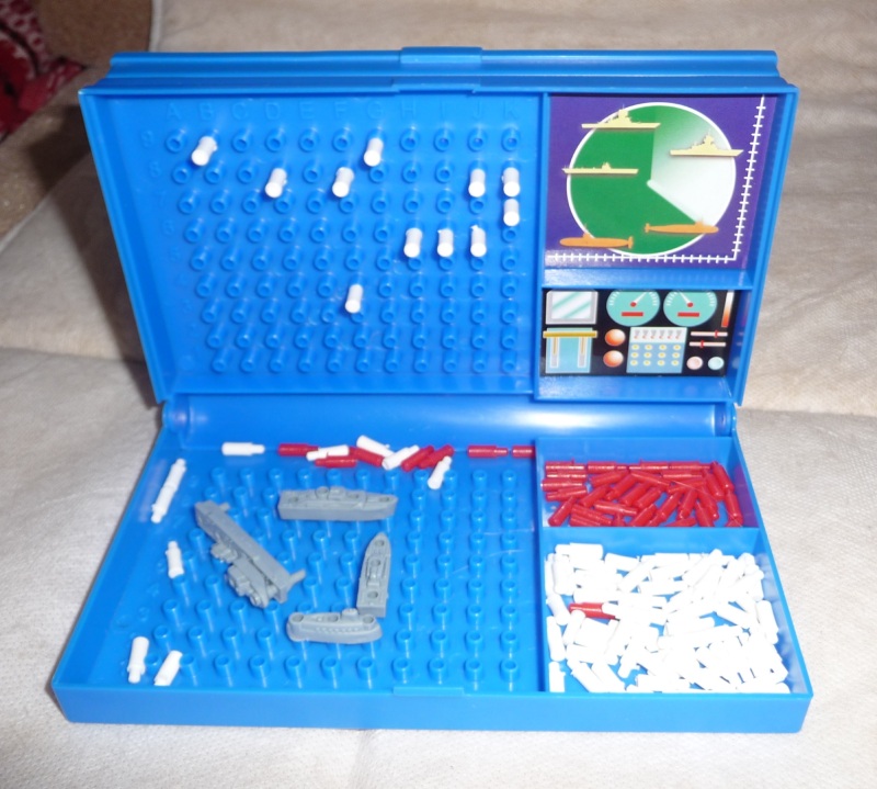 Trò chơi Battleship với hộp bàn cờ xanh và các mô hình tàu chiến mini