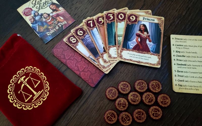 Trò chơi Love Letter với bộ bài nhân vật và các token hình con dấu