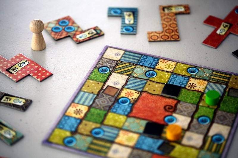 Trò chơi Patchwork với bàn cờ chắp vá và các mảnh ghép vải nhiều màu