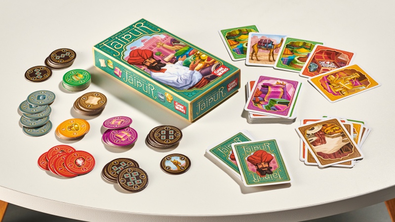 Bộ thẻ và đồng xu trong board game Jaipur
