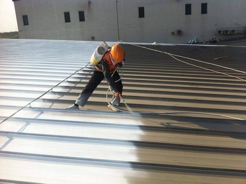 Phun sơn chống nóng mái tôn giúp giảm hấp thụ nhiệt rõ rệt