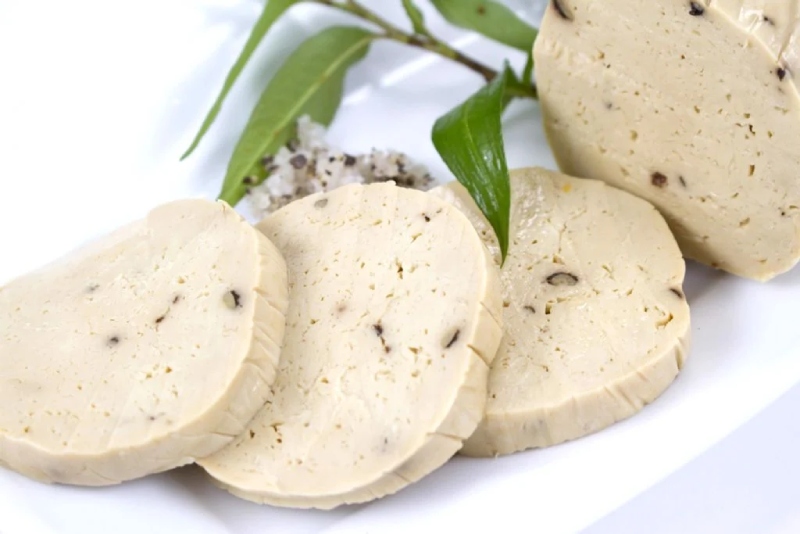 Chả chay được cắt miếng vừa ăn