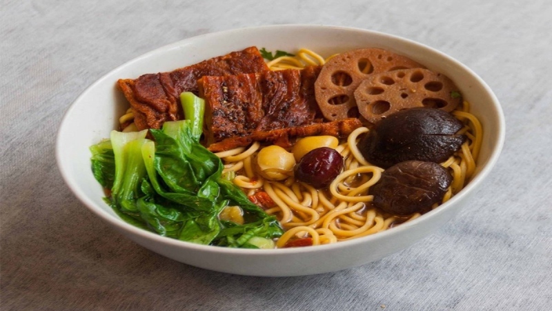 Nấu nước dùng mì vịt tiềm
