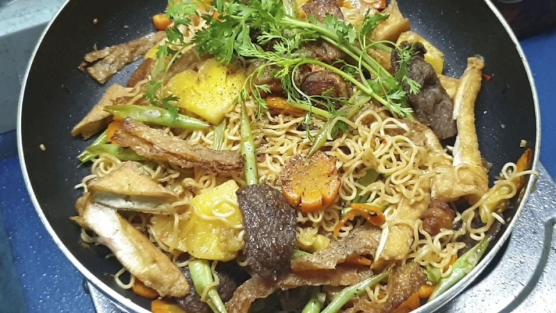 Mì được xào với các nguyên liệu