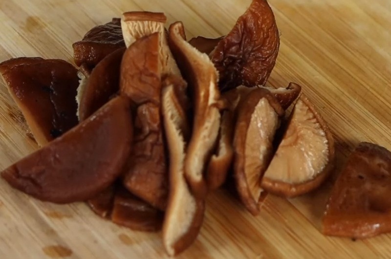 Nấm được sơ chế, cắt miếng