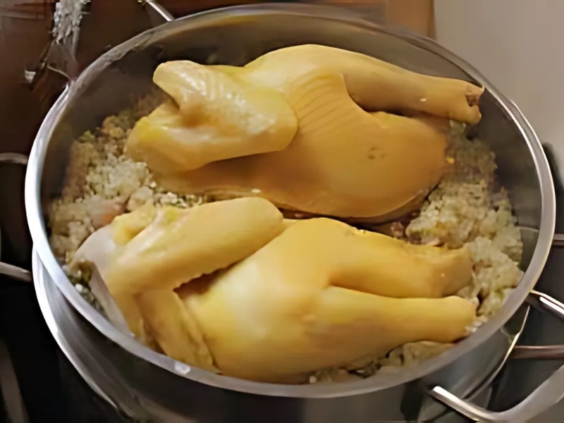 Xôi gà hấp bằng xửng hấp
