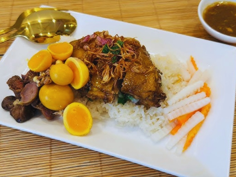 Món xôi gà rôti trứng non